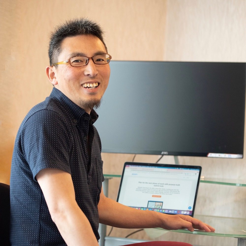 Yuzuru Ishikawa reviewing a website at his desk